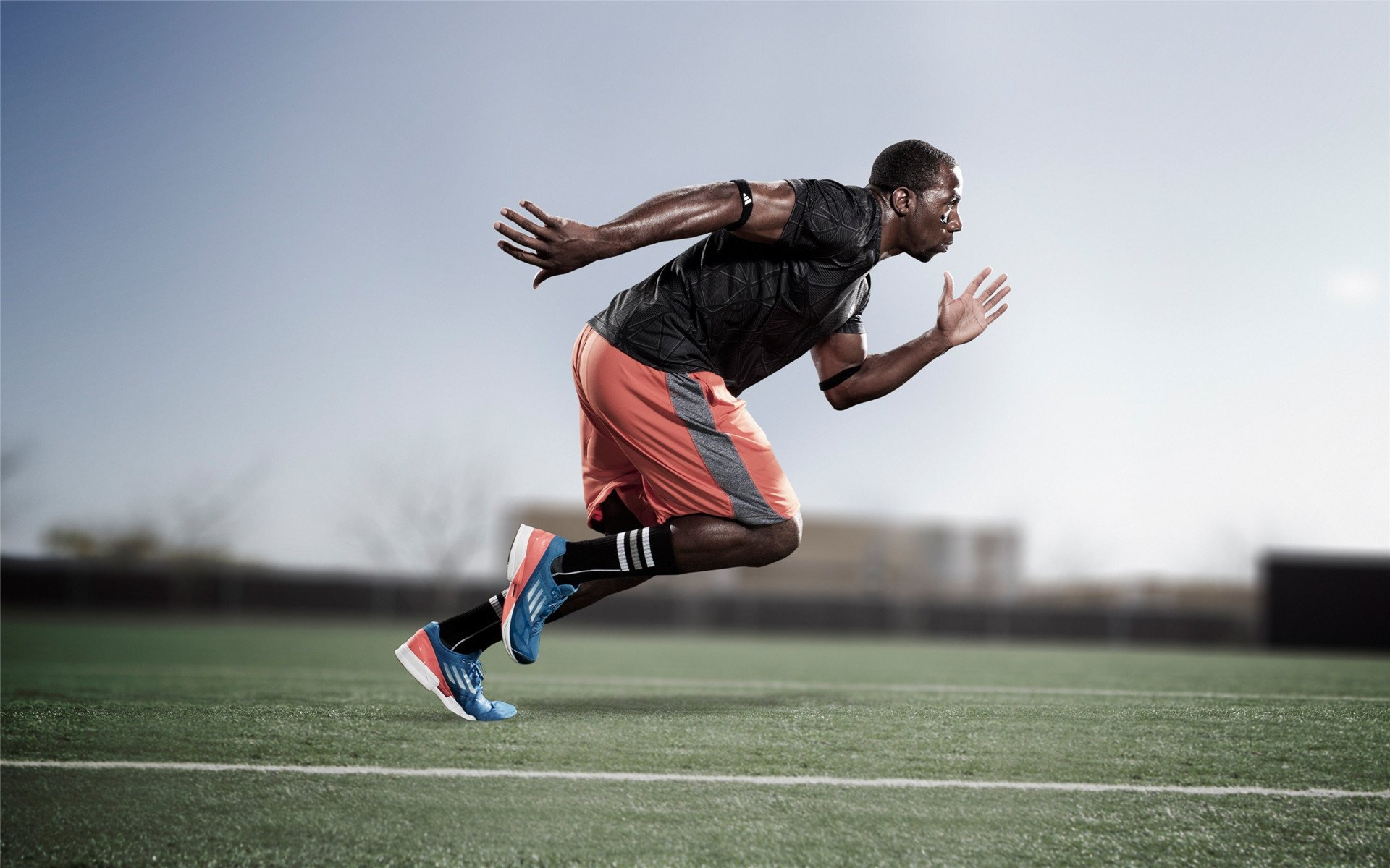 篮网中锋防守稳固，成功限制对手进攻，篮网 中锋